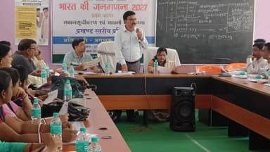 जामताड़ा: मईया सम्मान योजना और पेंशनधारियों के भौतिक सत्यापन को लेकर जामताड़ा प्रखंड सभागार में हुई बैठक