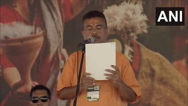 #कोलकाता: भाजपा नेता सुवेंदु अधिकारी ने स्वतंत्रता के बाद पश्चिम बंगाल के पहले भाजपा के #मुख्यमंत्री के तौर पर शपथ ली।