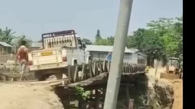 লক্ষীপুৰ: অসম মেঘালয় সীমান্তৰ মৌলাকান্দীত কাঠৰ দলং ভাঙি দুৰ্ঘটনা সংঘটিত হয়