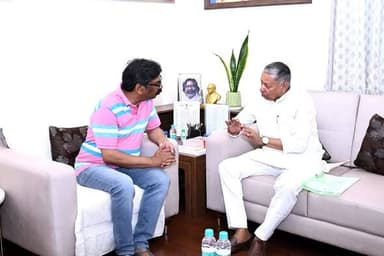 Kalicharan Singh ने आज Hemant Soren से रांची स्थित कांके आवासीय कार्यालय में शिष्टाचार मुलाकात की। इस दौरान लावालौंग क्ष...