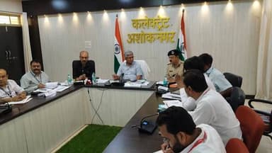 कमिश्नर ने ली जिला अधिकारियों की समीक्षा बैठक
विकास कार्यों में तेजी लाने के दिए निर्देश
---
संभाग आयुक्त ग्वालियर संभा...
