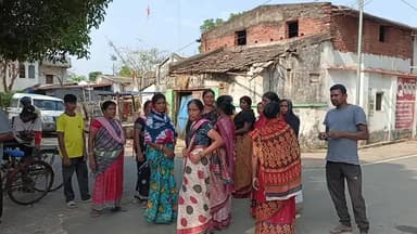 ଦେବଗଡ: ପୌର ପରିଷଦ ସଫେଇ କର୍ମଚାରୀଙ୍କ କାର୍ଯ୍ୟବନ୍ଦ ଆନ୍ଦୋଳନ ଏବଂ କାର୍ଯ୍ୟାଳୟ ସମ୍ମୁଖରେ ପ୍ରତିବାଦ