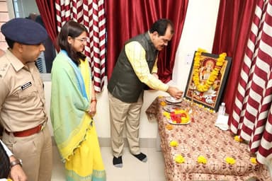 नेशनल लोक अदालत में एक हजार 393 प्रकरणों का निराकरण किया गया
4 करोड़ 53 लाख रुपये से अधिक की राशि के अवार्ड पारित हुए
...