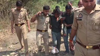 #Greater_Noida डबल मर्डर के आरोपी बदमाश अभिषेक से पुलिस की मुठभेड़, पैर में गोली लगने से घायल
शराब पार्टी के दौरान हुए ...