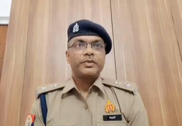 #Maharajganjpolice
दिनांक 08 मई, 2026 को थानाध्यक्ष पनियरा, थानाध्यक्ष श्यामदेउरवा, एसओजी व स्वाट टीम की संयुक्त कार्रवा...
