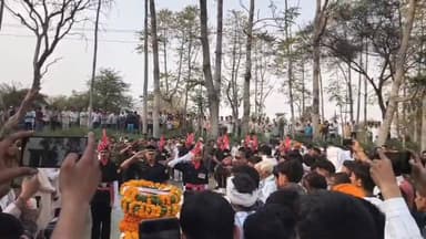 झोझू खूर्द के जवान आनंद कुमार का सैन्य सम्मान के साथ अंतिम संस्कार!
चरखी दादरी!बाढ़डा!
गांव झोझू खूर्द के वीर जवान आनं...