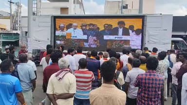 திருப்பூர் தெற்கு: தமிழக வெற்றி கழகத் தலைவர் விஜய் பதவி ஏற்பு நிகழ்வை மத்திய பேருந்து நிலையத்தில் பெரிய திரையில் கண்டு கிடைத்த பொதுமக்கள் பட்டாசு வெடித்து கொண்டாட்டம்