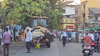खंडवा नगर: नगर निगम की अतिक्रमण हटाओ कार्रवाई, गांधी भवन तक हटाए गए फुटपाथी ठेले
