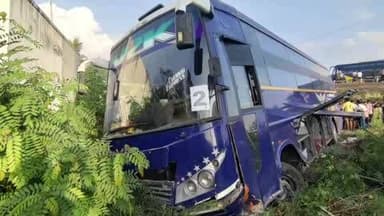 வாலாஜா: வாலாஜா தேசிய நெடுஞ்சாலையில் 30 அடி பள்ளத்தில் கவிழ்ந்த ஆம்னி பேருந்து 31 பள்ளி கல்லூரி மாணவிகள் உயிர்த்தபினர்