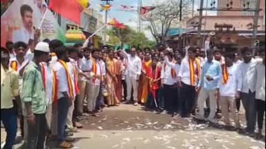 ஆற்காடு: தமிழக முதல்வராக ஜோசப் விஜய் பதிவற்றதை தொடர்ந்து ஆற்காடு பகுதியில் தவெகவினர் பட்டாசு வெடித்து இனிப்புகள் வழங்கி கொண்டாட்டம்