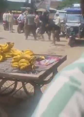 मेहदावल: मेहदावल में पुलिस के सामने बाल पकड़कर उतारा, लाठी-डंडों से पिटाई का वीडियो सोशल मीडिया पर वायरल