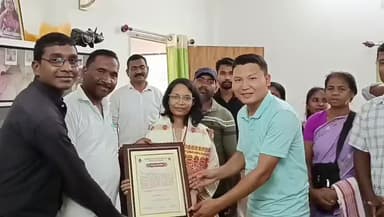 ঢেকিয়াজুলি ভাগ: MBBS ডক্টৰ হিচাপে স্বীকৃতি পোৱা এলিচ তপ্নক ৰতনজুলিৰ ঘৰত সম্বৰ্ধনা বিভিন্ন অনুষ্ঠান,প্ৰতিষ্ঠানৰ