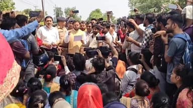 हरिद्वार: वेतन वृद्धि की मांग को लेकर कैम्पस एफटीवेयर लिमिटेड के कर्मचारियों ने किया प्रदर्शन, कमिश्नर कार्यालय तक निकाला मार्च