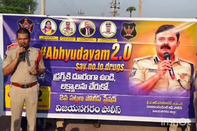 డబల్ కాలనీలో పోలీసుల ‘వజ్రప్రహార్’: తెల్లవారుజాము నుంచే భారీ తనిఖీలు 120 ఇళ్లలో సోదాలు.. 80 బైక్లు సీజ్