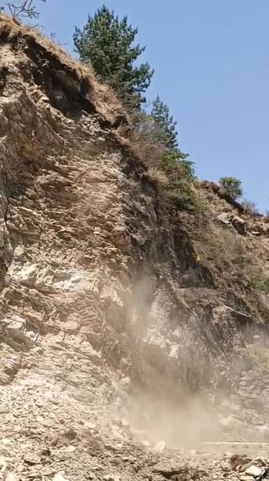 भारी मलबा आने से बंद हुआ ज्योर्तिमठ-मलारी राष्ट्रीय राजमार्ग, बीआरओ जुटा मार्ग खोलने में