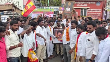 கள்ளக்குறிச்சி: கள்ளக்குறிச்சி நான்கு முனை சந்திப்பு பகுதியில் தமிழ்நாடு முதலமைச்சராக விஜய் பொறுப்பேற்றதை பட்டாசு வெடித்து கொண்டாடிய தமிழக வெற்றி கழகத்தின் நிர்வாகிகள