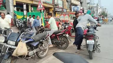 कोलार रोड भोपाल में मंदाकिनी चौराहा पर शराब की दुकान में रोजाना होता है जाम यातयात पुलिस परेशान