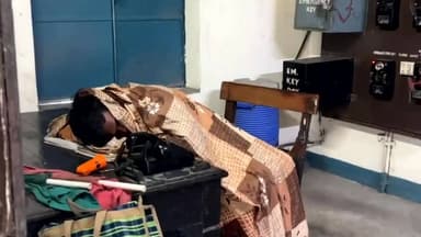 मोकामा स्टेशन के पश्चिमी गेट पर तैनात गेटमैन 05:32 बजे गेट लगाने के बाद सो गए।
#MOKAMA #EAST #CENTRAL #railway