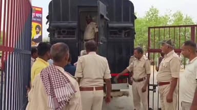 पुलिस ने 70 साल के कैलाश उर्फ कैल्लू यादव को गिरफ्तार कर भेजा जेल, पुलिस पर हमला करने का लगा है आरोप। #xyzravieditor #ph...