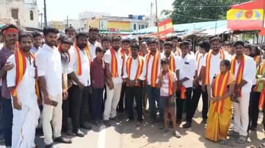 எடப்பாடி: எடப்பாடி உள்ளிட்ட பல்வேறு பகுதிகளில் விஜய் முதல்வராக பதவி ஏற்றத்தை தொடர்ந்து தொண்டர்கள் பட்டாசு வெடித்து இனிப்புகள் வழங்கி கொண்டாட்டம்