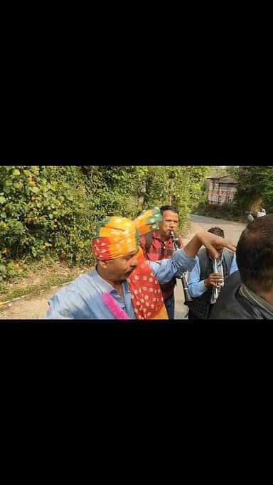 हिमाचली शादी में बारातियों का मनोरम नृत्य