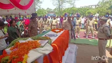 ନବରଙ୍ଗପୁର ପୋଲିସ ଷ୍ଟେସନ: ନନ୍ଦାହାଣ୍ଡି ରେ ଖେଳିଗଲା ଶୋକ ର ଛାୟା, ସିଆରପିଏଫ ଯବାନ ନିରଞ୍ଜନ ଙ୍କ ଶେଷ ଯାତ୍ରାରେ ସାମିଲ ହେଲେ ଶହ ଶହ ଲୋକ