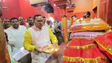 दिवंगत पत्नी उषा सिंह की मन्नत पूरी करने महथिन माई मंदिर पहुंचे बिहार सरकार योजना एवं विकास मंत्री श्रीभगवान सिंह कुशवा...