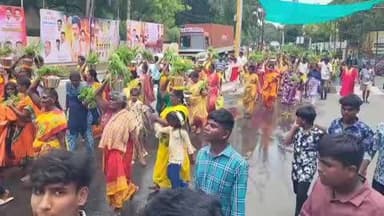 நாமக்கல்: பலபட்டரை மாரியம்மன் கோவில் திருவிழாவை ஒட்டி பக்தர்கள் தீர்த்த குடம் எடுத்து நேர்த்திக்கடன் செலுத்தினர்