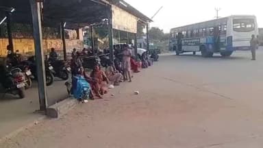 சாத்தூர்: ஏழாயிரம்பண்ணை பஸ் ஸ்டாண்ட் கட்டி 20 ஆண்டுக்கு மேல் ஆகிவிட்டதால் பழுதடைந்து காணப்படுகிறது புதுப்பித்து இருக்கையில் அதிகம் வைக்க பொதுமக்கள் கோரிக்கை