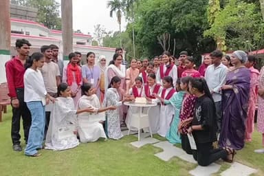 सिमडेगा: सिमडेगा डीसी ने इंटरमीडिएट के तीनों संकाय के टॉपरों को कार्यालय में सम्मानित किया