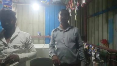 ye dukaan wala har log se tagi karta hai aur aur parchi dekhne ko bola toh nahi dekha 10 wali sigrt 15 ka deta black m