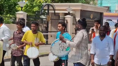 வேலூர்: தமிழகத்தின் 13 ஆவது முதல்வராக ஜோசப் விஜய் பதவி ஏற்பு சத்துவாச்சாரியில் தமிழக வெற்றிக் கழகத்தினர் கொண்டாட்டம்