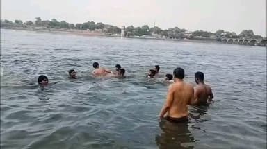 बड़वाह: भीषण गर्मी से राहत पाने बड़वाह के नर्मदा घाट पर उमड़ी भीड़, डूबते युवक को गोताखोरों ने बचाया