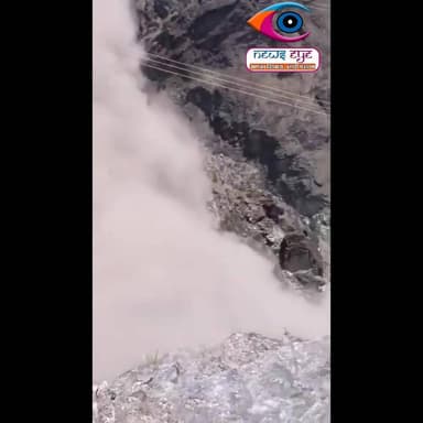 चमोली में नीति–मलारी सड़क उस समय बाधित हो गई, जब पहाड़ का बड़ा हिस्सा दरककर सड़क पर आ गिरा।
#Chamoli #NitiMalariRoad #L...