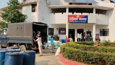 गोला: ऊपरखाखरा में नकली शराब फैक्ट्री का भंडाफोड़, गोला पुलिस ने अवैध शराब के साथ दो को किया गिरफ्तार