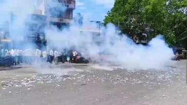 திருக்கழுக்குன்றம்: கல்பாக்கத்தில் முதல்வராக விஜய் பொறுப்பேற்றுக் கொண்டதைத் தொடர்ந்து கட்சியினர் பட்டாசு வெடித்து இனிப்புகள் வழங்கி கொண்டாடினர்