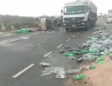 జుక్కల్: 161వ జాతీయ రహదారిపై కూల్ డ్రింక్స్ వ్యాన్ బోల్తా డ్రైవర్ కు గాయాలు కేసు నమోదు చేసిన పోలీసులు