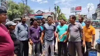 রায়গঞ্জ: রসিদহীন চেইনের টাকা আদায় ঘিরে তীব্র ক্ষোভ, রায়গঞ্জ পৌর বাসস্ট্যান্ডের সামনে বিক্ষোভে ফেটে পড়লেন অটো চালকরা
