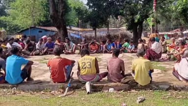 गोइलकेरा: लुपुंगडीह गांव में नशा मुक्ति, शिक्षा व स्वास्थ्य को लेकर ग्रामीणों की बैठक, मुखिया ने किया जागरूक