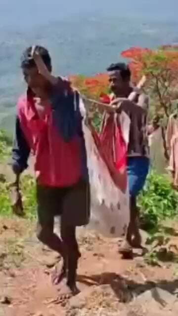 రహదారి నిర్మాణానికి గిరిజనుల విన్నూత్న నిరసన... #trending #news #latestnews