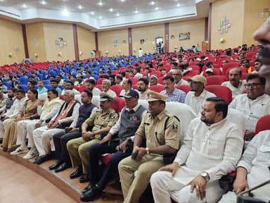 सारण में जिलाधिकारी एवं वरीय पुलिस अधीक्षक, सारण द्वारा शहीद मो० इम्तियाज अली के शहादत दिवस पर आयोजित श्रद्धांजलि समारोह...
