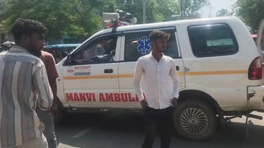 #जमुई के नारायण हॉस्पिटल पर लगा गंभीर आरोप में बिच्छू के काटने से कि/शो/र की मौ/त, परिजनों ने सड़क को किया जाम,
