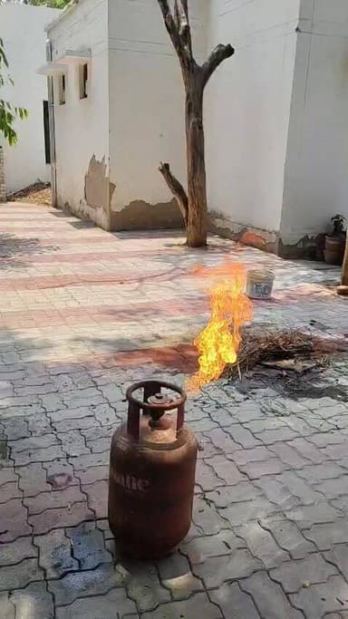 खंदारी कैंपस में बालिकाओं को सुरक्षा एवं जागरूकता का संदेश देते हुए फायरकर्मी रामकेश जी ने अपने साहस, समर्पण और कर्तव्यन...