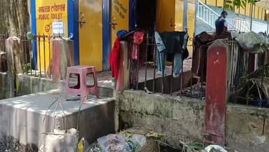 ঢেকিয়াজুলি ভাগ: এটি শৌচালয়ৰ জৰাজীৰ্ণ অৱস্থাৰ বাবে ঢেকীয়াজুলি পৌৰসভাৰ বিৰুদ্ধে ক্ষোভিত ৰাইজ