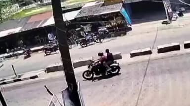 नौगढ़: बर्डपुर में गहना देखने के बहाने आए दो उचक्कों ने 5 लाख के जेवर लेकर रफ्फूचक्कर हुए, सीसीटीवी फुटेज वायरल