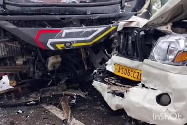 মৰাণ: খোৱাং বাগান তিনিআলিত চাৰিলেনযুক্ত ৰাষ্ট্ৰীয় ঘাইপথত হোৱা এই পথ দুৰ্ঘটনা ৭ গৰাকীৰো অধিক যাত্ৰী আহত