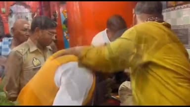 बिहार के शिक्षा मंत्री मंदिर में पूजा अर्चना करने पहुंचे, पंडित जी ने ऐसा किया झाड़-फूंक की वीडियो हो गया वायरल।