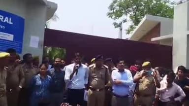 अकबरपुर: चिटिकपुर स्थित एस्ट्रल लिमिटेड फैक्ट्री में मजदूरों ने निर्धारित वेतन की मांग को लेकर किया हंगामा और प्रदर्शन