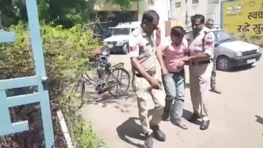 बड़वानी: अंजड़ में नशे में रिक्शा चालक ने काटा बवाल, पुलिस ने अस्पताल में भर्ती कराया