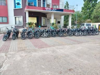 #लातेहार में सक्रिय बाइक चोर गिरोह का बड़ा खुलासा, 17 चोरी की मोटरसाइकिल बरामद
#बालूमाथ/#बारियातू : लातेहार पुलिस को व...